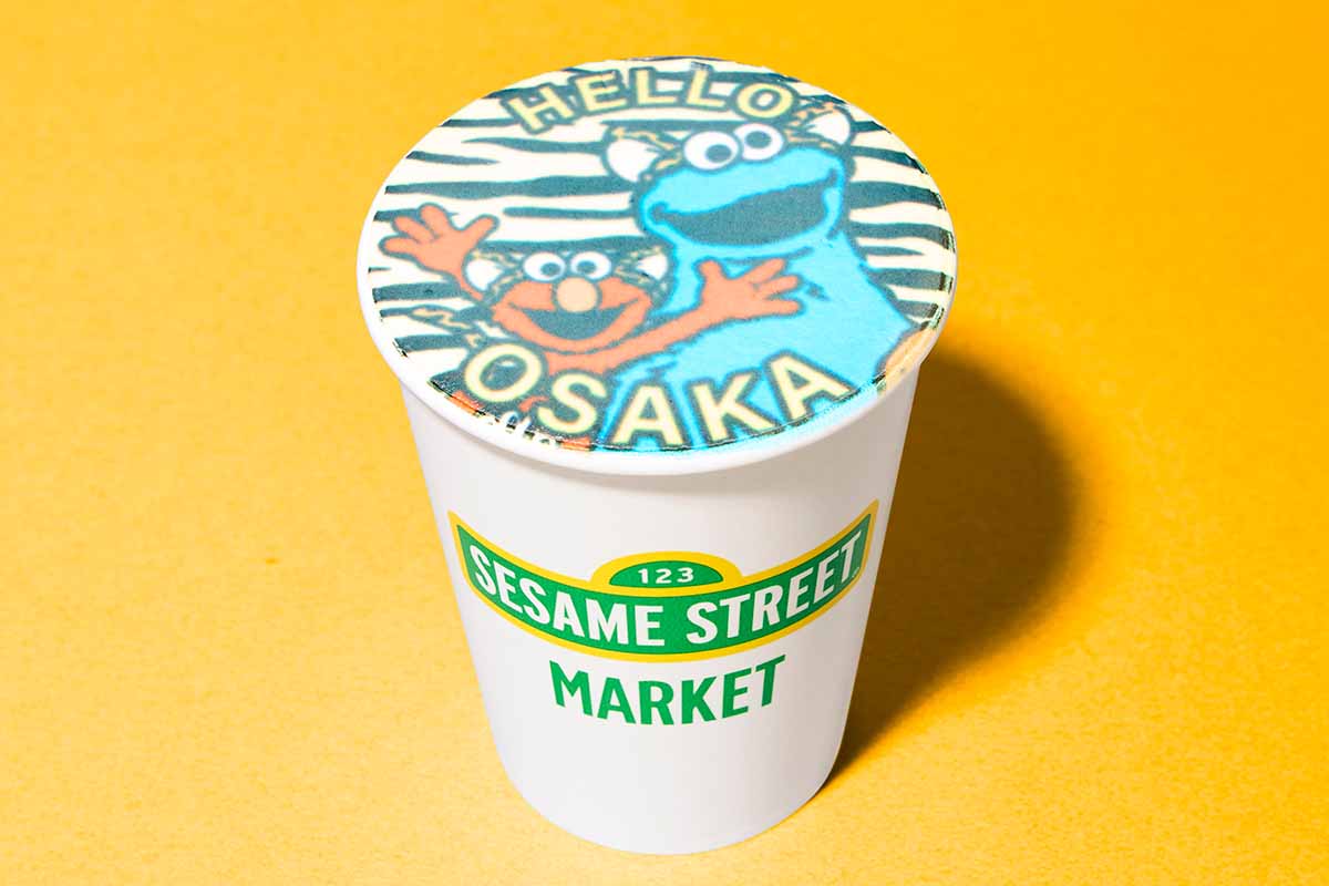「セサミストリートマーケット 阪神梅田本店」のオープン限定デザインキャラクターラテ（ICE・HOT、Sサイズのみ650円）
