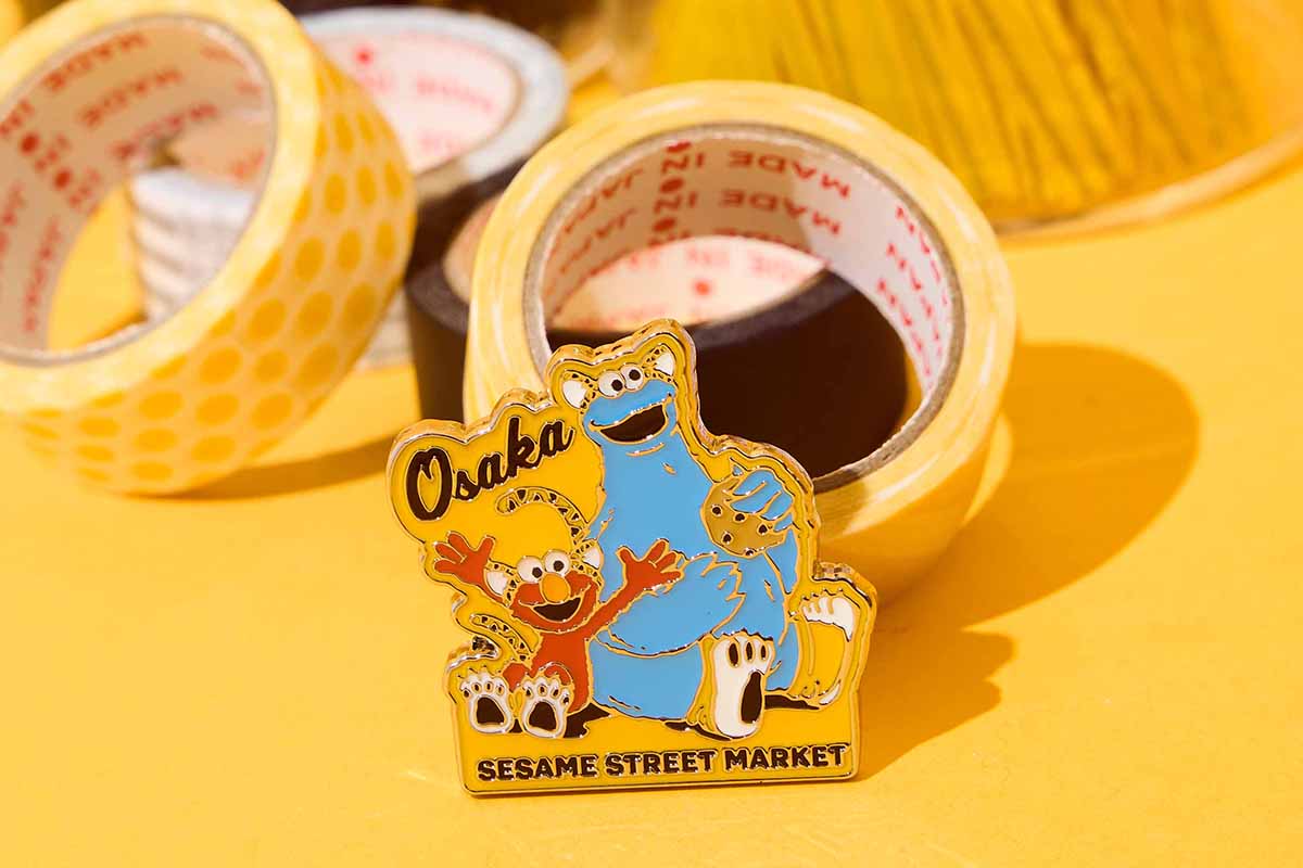 「セサミストリートマーケット 阪神梅田本店」の限定グッズ、ピンズ990円