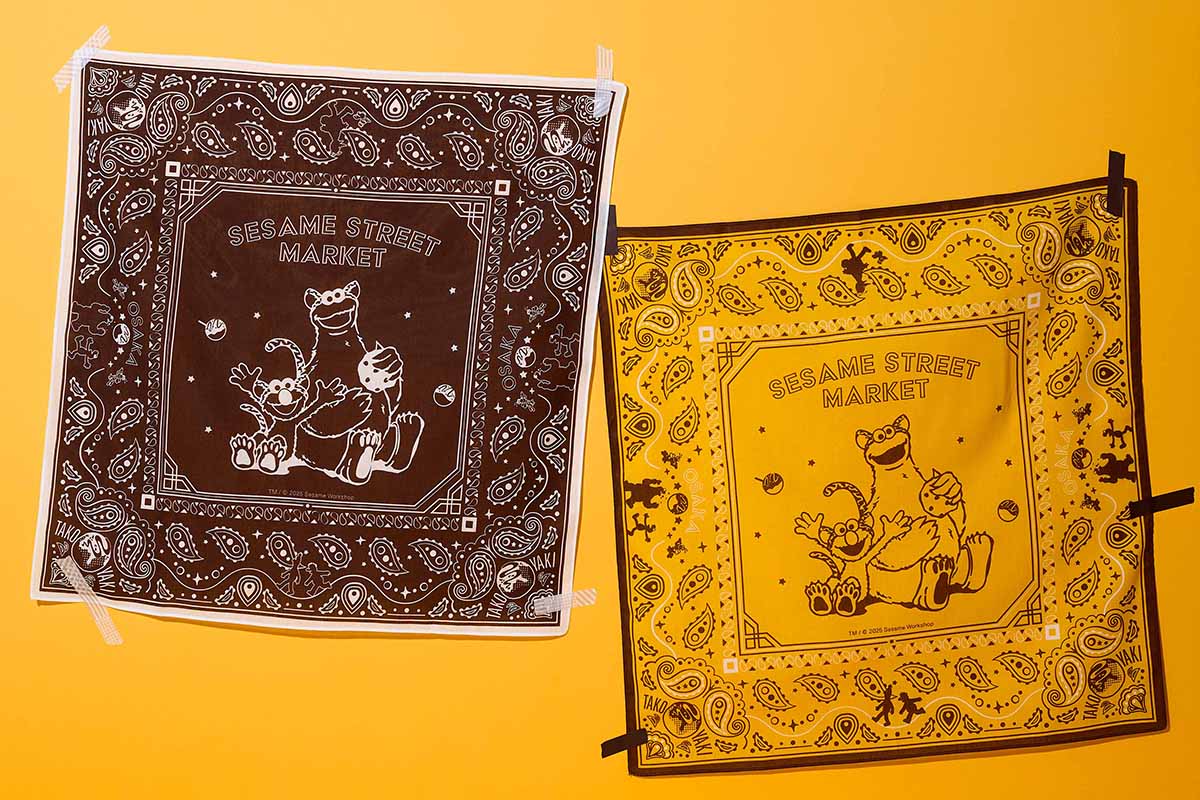 「セサミストリートマーケット 阪神梅田本店」の限定グッズ、バンダナ（左より：ブラック、イエロー）全2種／1,320円