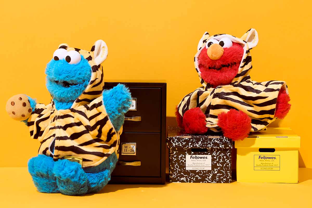 「セサミストリートマーケット 阪神梅田本店」の限定グッズ、トラコスチューム3,190円（ぬいぐるみはエルモとクッキーモンスター）