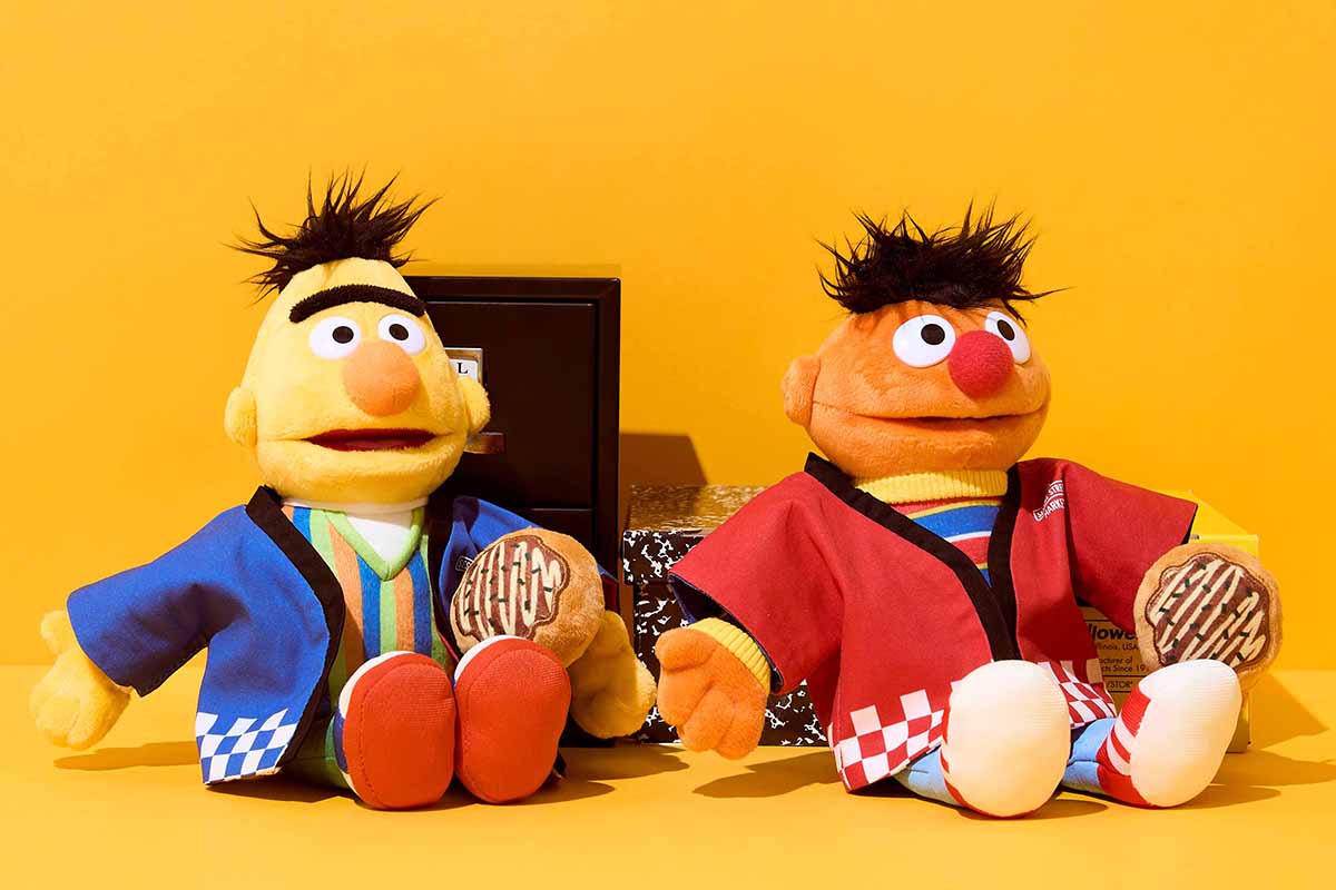 「セサミストリートマーケット 阪神梅田本店」の限定グッズ、法被コスチューム3,190円（ぬいぐるみはアーニーとバート）