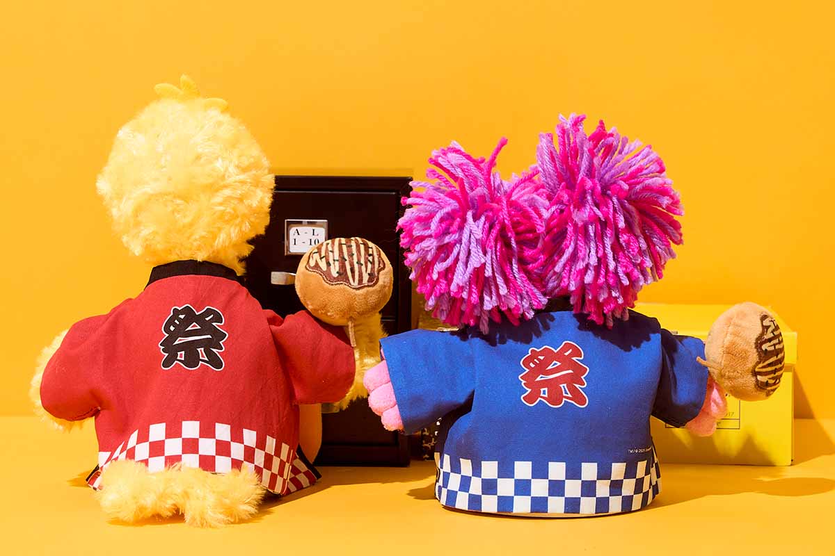 「セサミストリートマーケット 阪神梅田本店」の限定グッズ、法被コスチューム3,190円（ぬいぐるみはビッグバードとアビー）