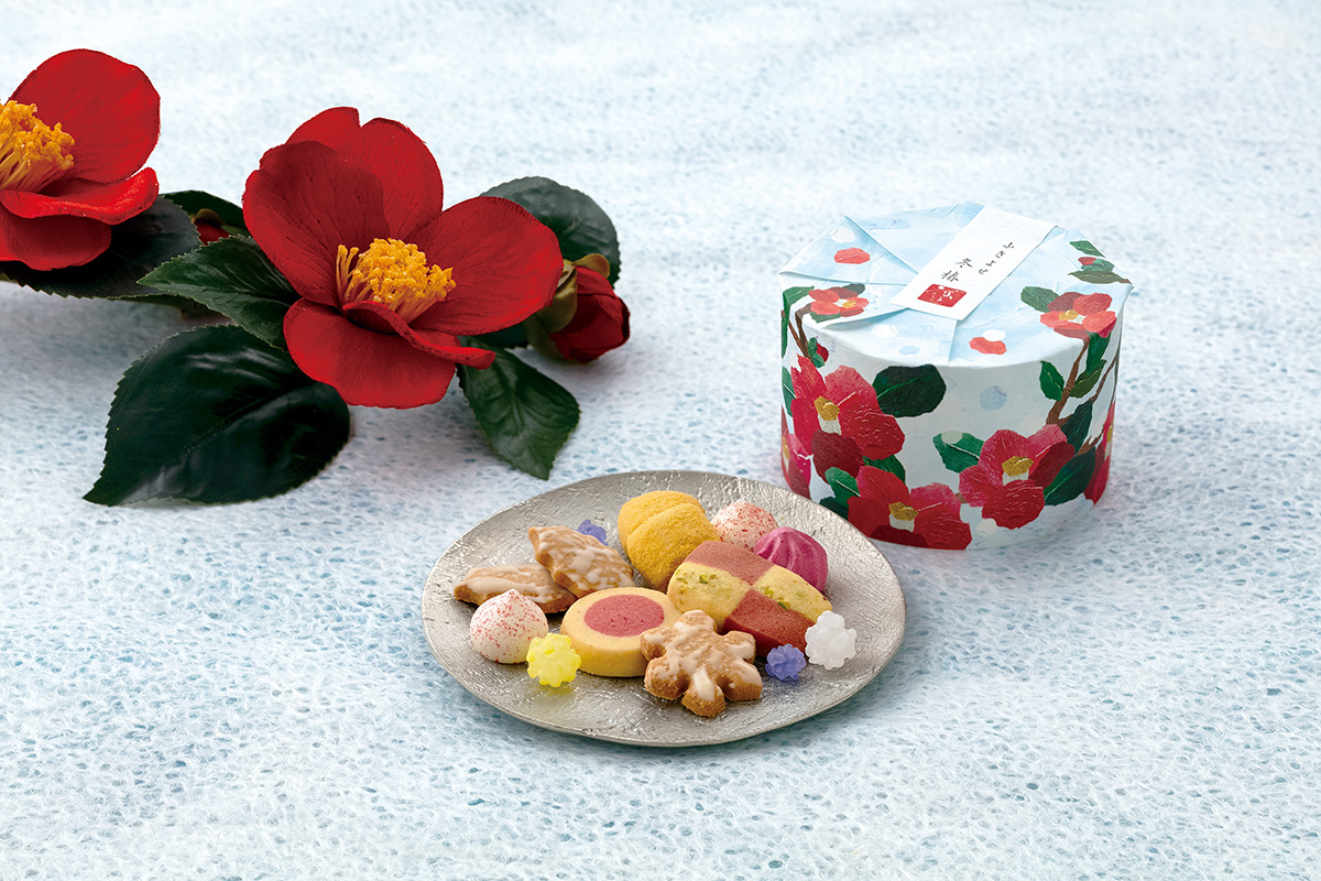 鮮やかな椿をデザインしたパッケージで、年末年始の贈り物にぴったりの冬季限定商品「冬椿」（1,301円・税込）