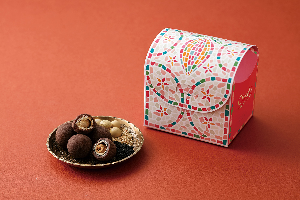 サクサクの生地で包んだ大豆に、胡麻をたっぷり纏わせてミルクチョコでコーティングした新商品「ショコラ マダガスカル（セザム）」（971円・税込）