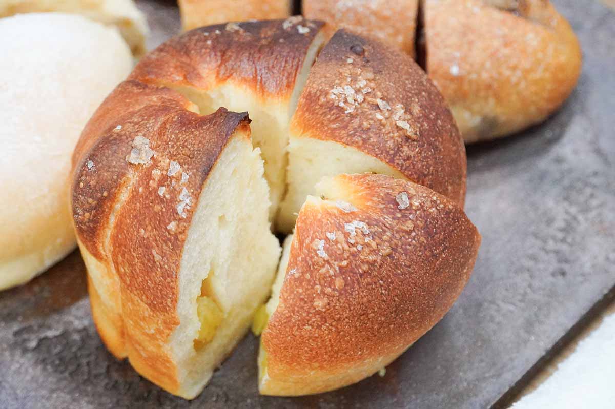 お芋がたっぷり入った「焼き芋塩バターパン」。「カンテレ祭り！2025 よ～いドン！＆とれたてっ！フェス」で販売される「よ〜いドン！セット」より