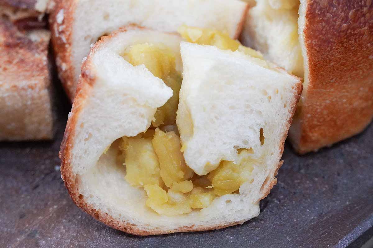 お芋がたっぷり入った「焼き芋塩バターパン」。「カンテレ祭り！2025 よ～いドン！＆とれたてっ！フェス」で販売される「よ〜いドン！セット」より