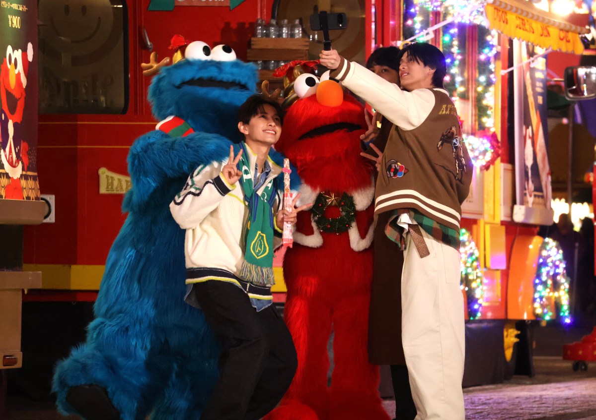 セサミストリートのキャラクターたちとの撮影を楽しむ北村匠海さんら（11月18日、USJ）