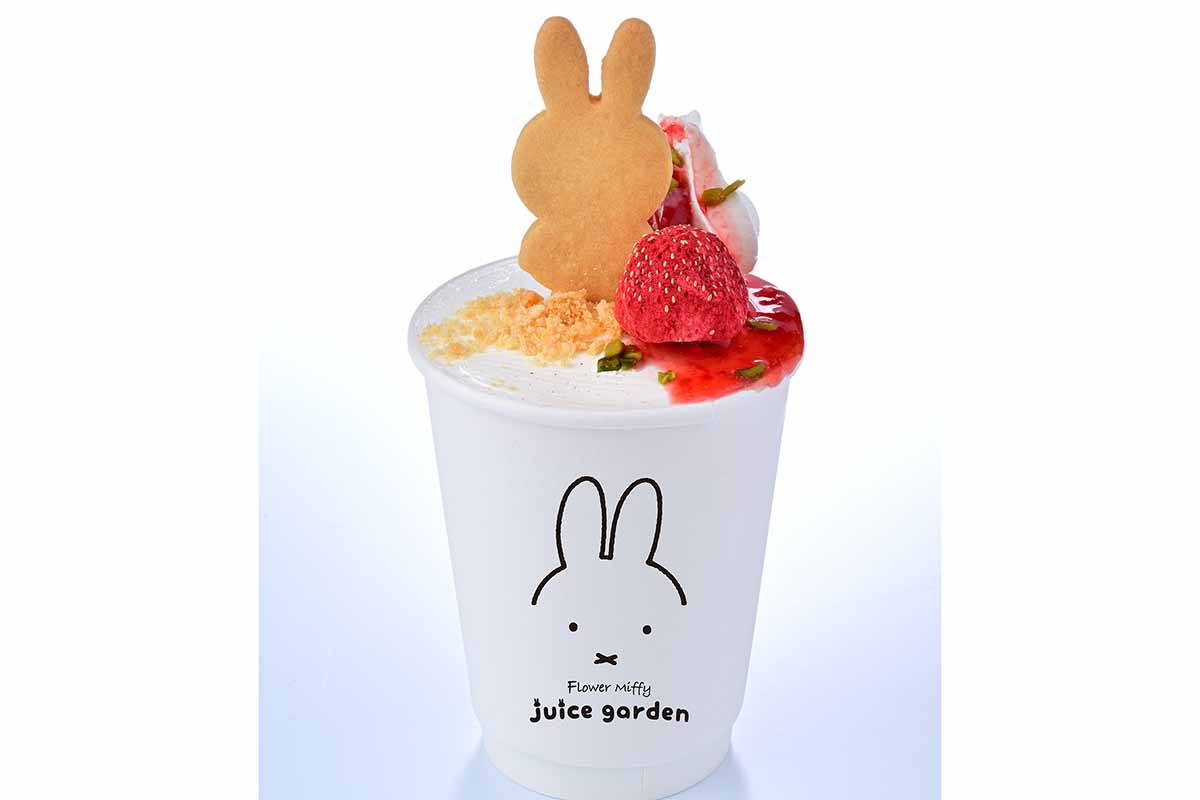 ホットの「フラワーミッフィー ストロベリーケーキドリンク」（800円）