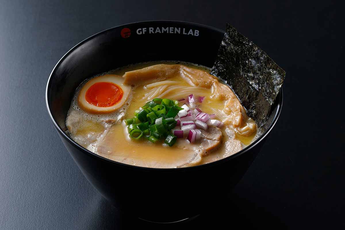 期間限定で復活する「プレミアムGF鶏白湯しょうゆラーメン」（12/17限定）