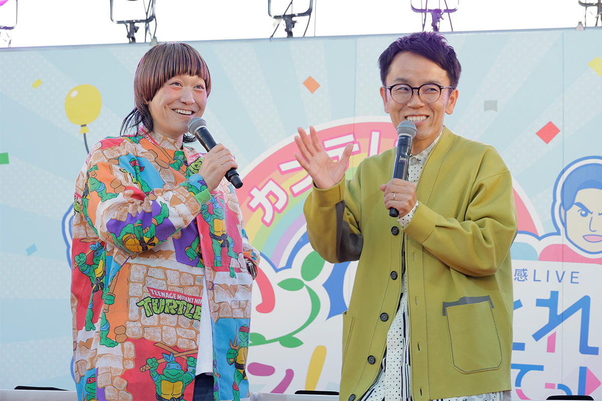 『EARTH FOODS 大試食会』に登壇したお笑いコンビ・女と男（左・ワダちゃん、右・市川）（2025年11月23日・大阪市北区）