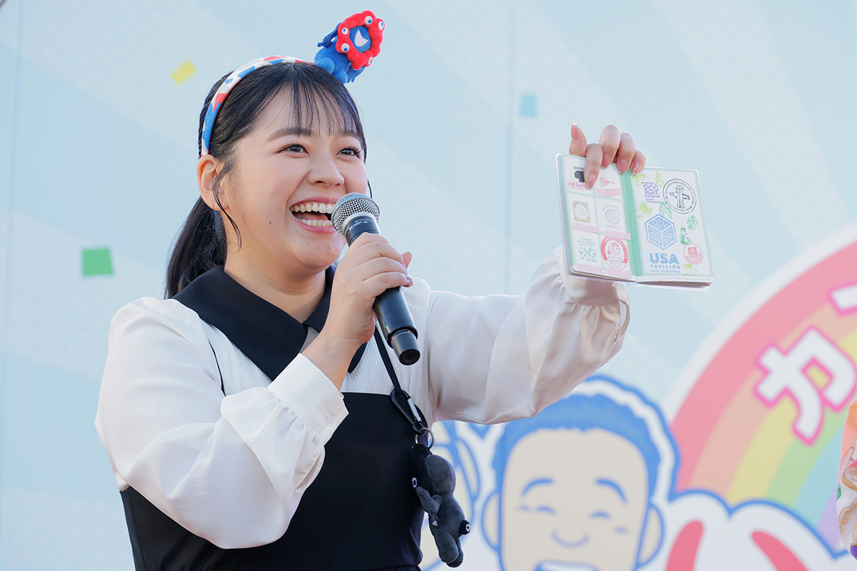 プライベートで計41回も万博に通ったカンテレの谷元星奈アナウンサーは、全制覇したスタンプパスポートを披露（2025年11月23日・大阪市北区）