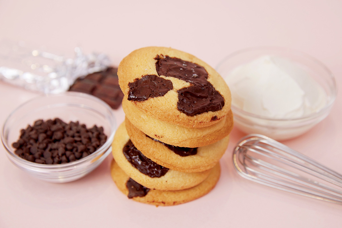 クーベルチュールチョコレートがゴロッと入った「チアフルチョコチップ生クッキー」（4枚1,900円・税込）