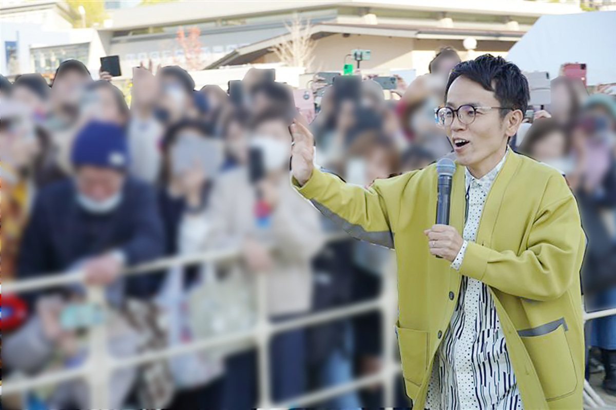 ミャクミャク＆ハチエモンの盛り上がりを見て、「イチエモンも行きますよー！」と、客席まで降りた男と女・市川（2025年11月23日・大阪市北区）