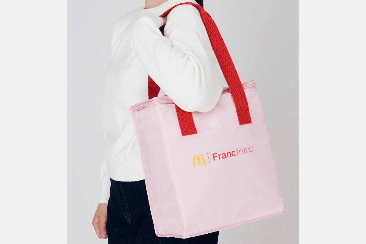 「マクドナルドの福袋2026」内グッズのひとつ「ビッグな保温・保冷バッグ」（幅28×奥行15×高さ33cm／3色のうち、いずれか1つ）