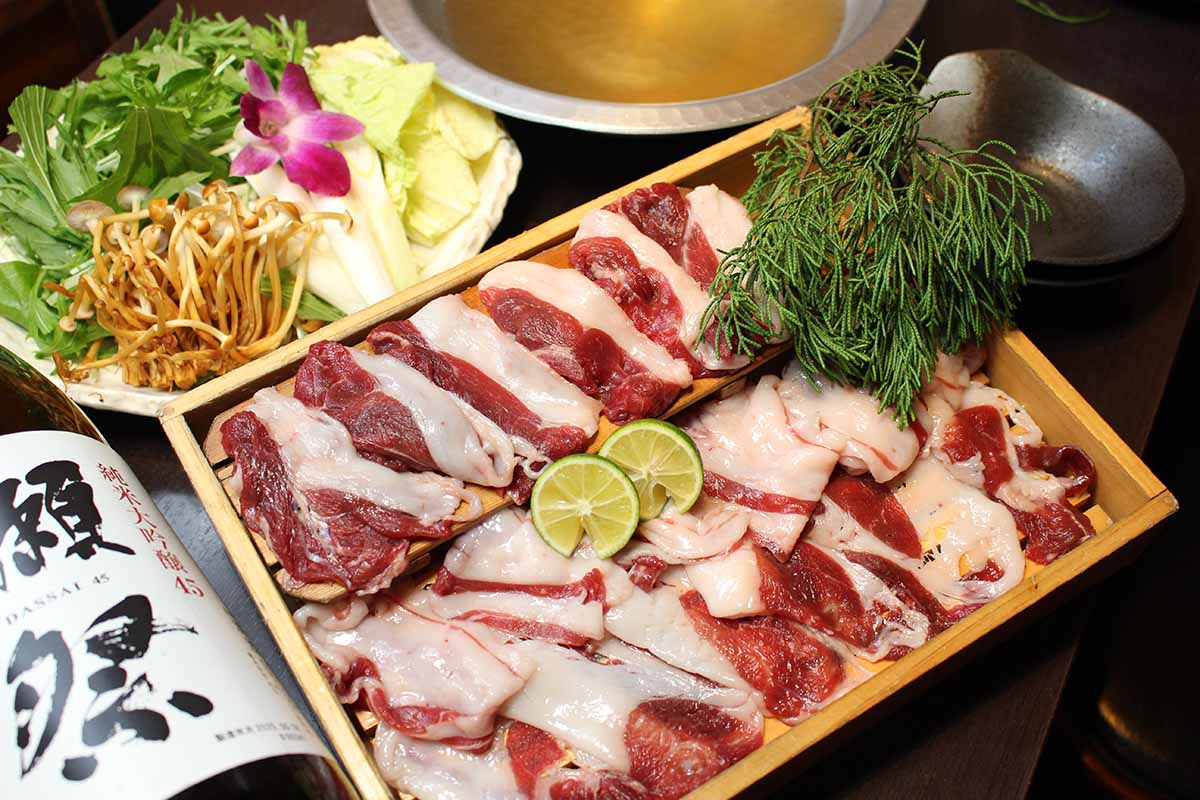 コースの品目は、季節の野菜サラダ、黒さつま地鶏モモ肉のタタキ、季節の天麩羅、黒さつま地鶏炭火焼き、熊肉ハリハリ鍋、和蕎麦