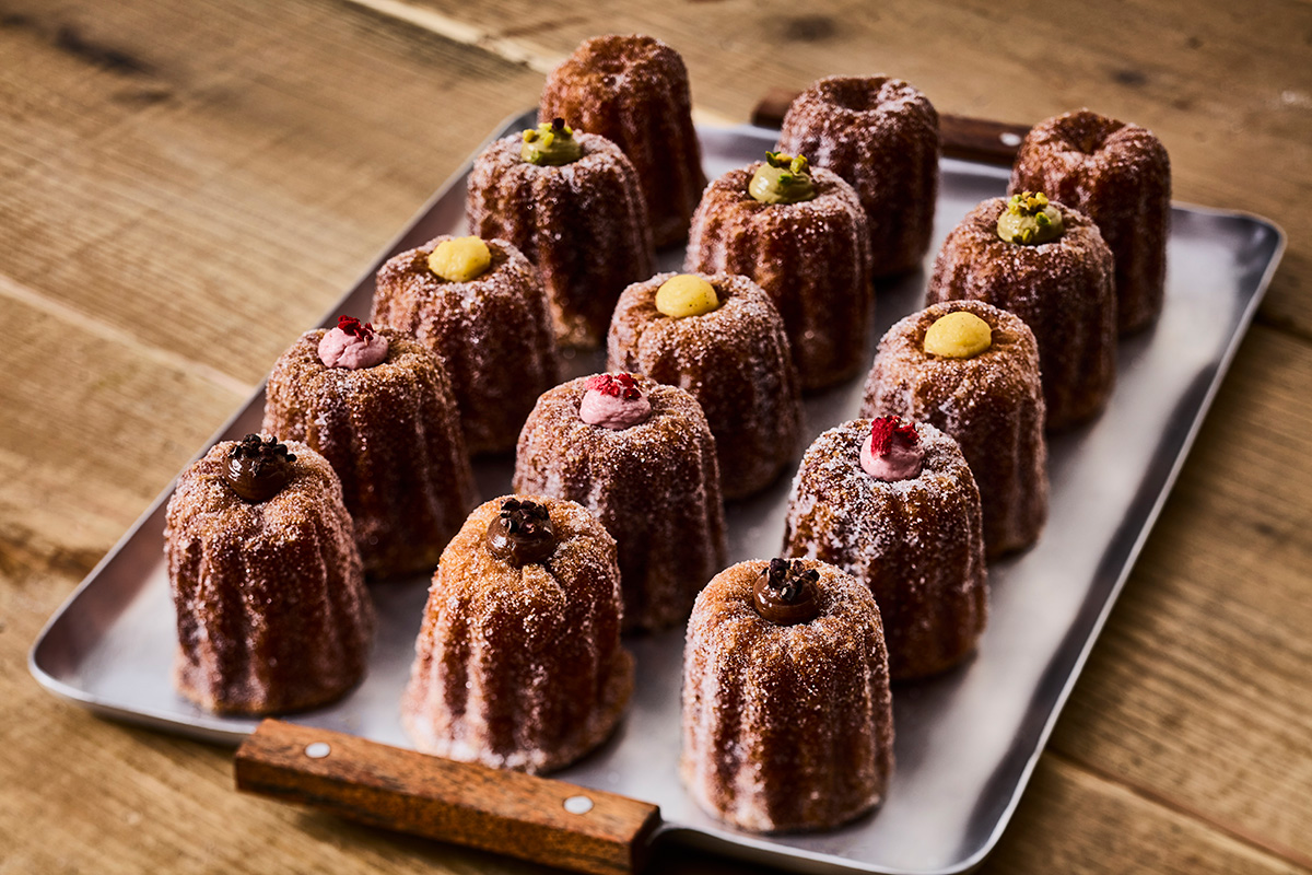 大阪梅田店限定、3種（カスタード・いちご・チョコ）のフレーバーが並ぶ「ブリオッシュカヌレドーナツ」（216円～・税込）