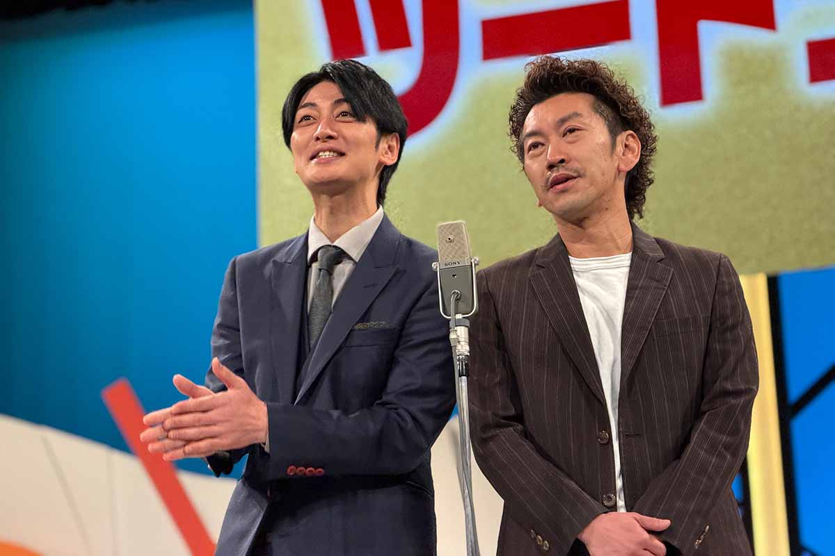 「よしもと漫才劇場」の舞台に立つツートライブ。「よしもと漫才劇場」11周年と「森ノ宮よしもと漫才劇場」5周年の記念記者会見（撮影2025年12月1日）