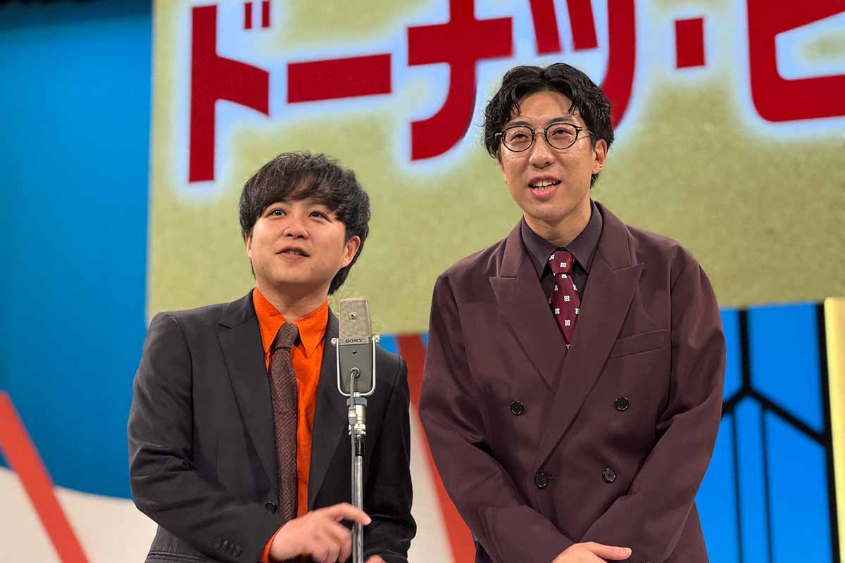 「よしもと漫才劇場」の舞台に立つドーナツ・ピーナツ。「よしもと漫才劇場」11周年と「森ノ宮よしもと漫才劇場」5周年の記念記者会見（撮影2025年12月1日）