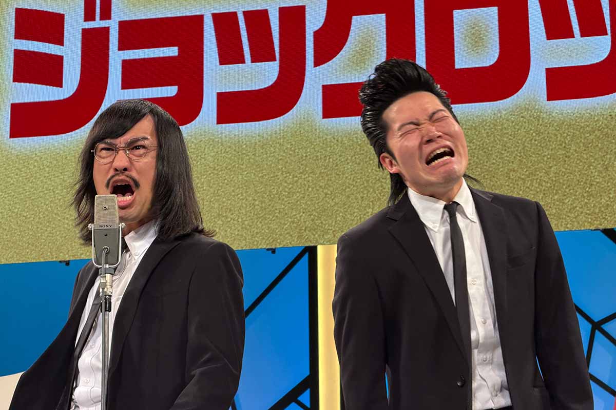 「よしもと漫才劇場」の舞台に立つジョックロック。「よしもと漫才劇場」11周年と「森ノ宮よしもと漫才劇場」5周年の記念記者会見（撮影2025年12月1日）