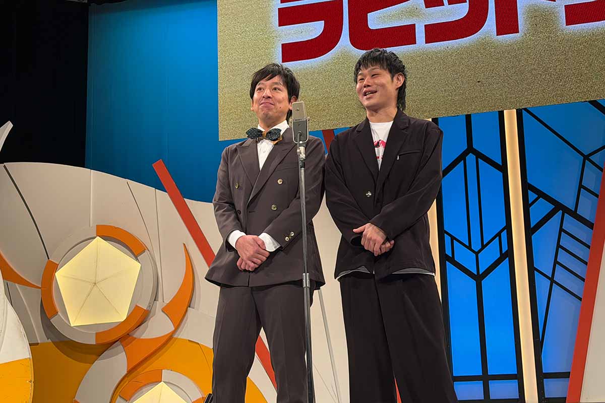 「よしもと漫才劇場」の舞台に立つラビットラ。「よしもと漫才劇場」11周年と「森ノ宮よしもと漫才劇場」5周年の記念記者会見（撮影2025年12月1日）