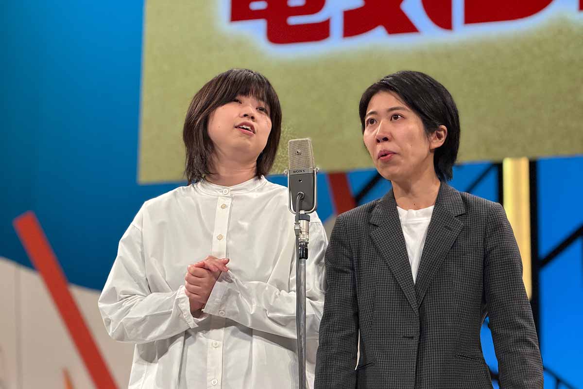 「よしもと漫才劇場」の舞台に立つ電気ジュース。「よしもと漫才劇場」11周年と「森ノ宮よしもと漫才劇場」5周年の記念記者会見（撮影2025年12月1日）