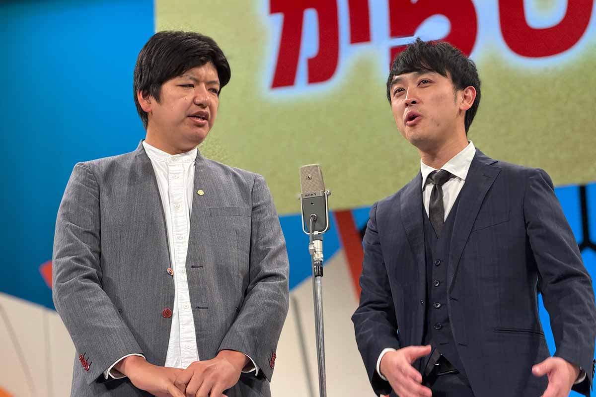 「よしもと漫才劇場」の舞台に立つからし蓮根。「よしもと漫才劇場」11周年と「森ノ宮よしもと漫才劇場」5周年の記念記者会見（撮影2025年12月1日）