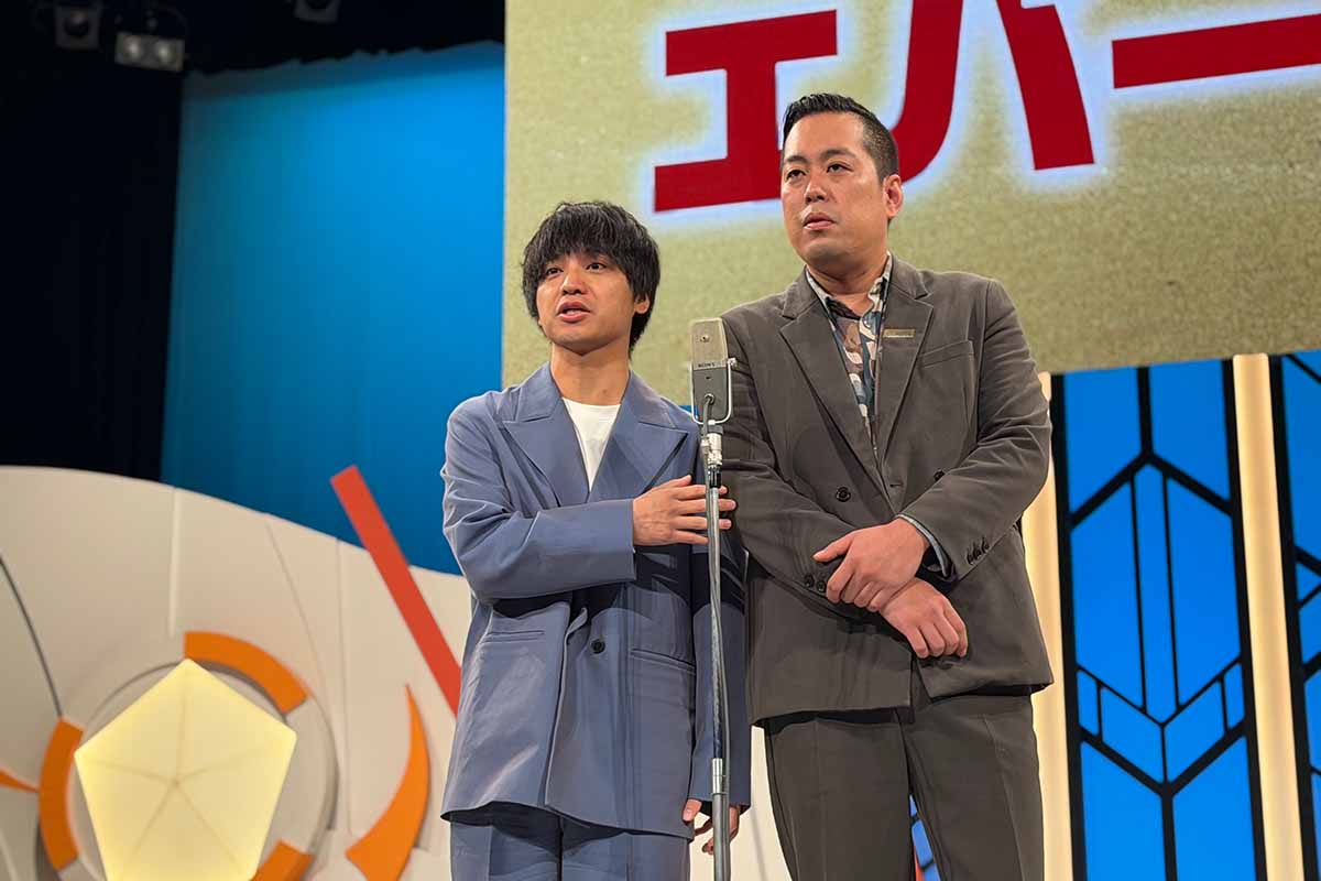 「よしもと漫才劇場」の舞台に立つエバース。「よしもと漫才劇場」11周年と「森ノ宮よしもと漫才劇場」5周年の記念記者会見（撮影2025年12月1日）
