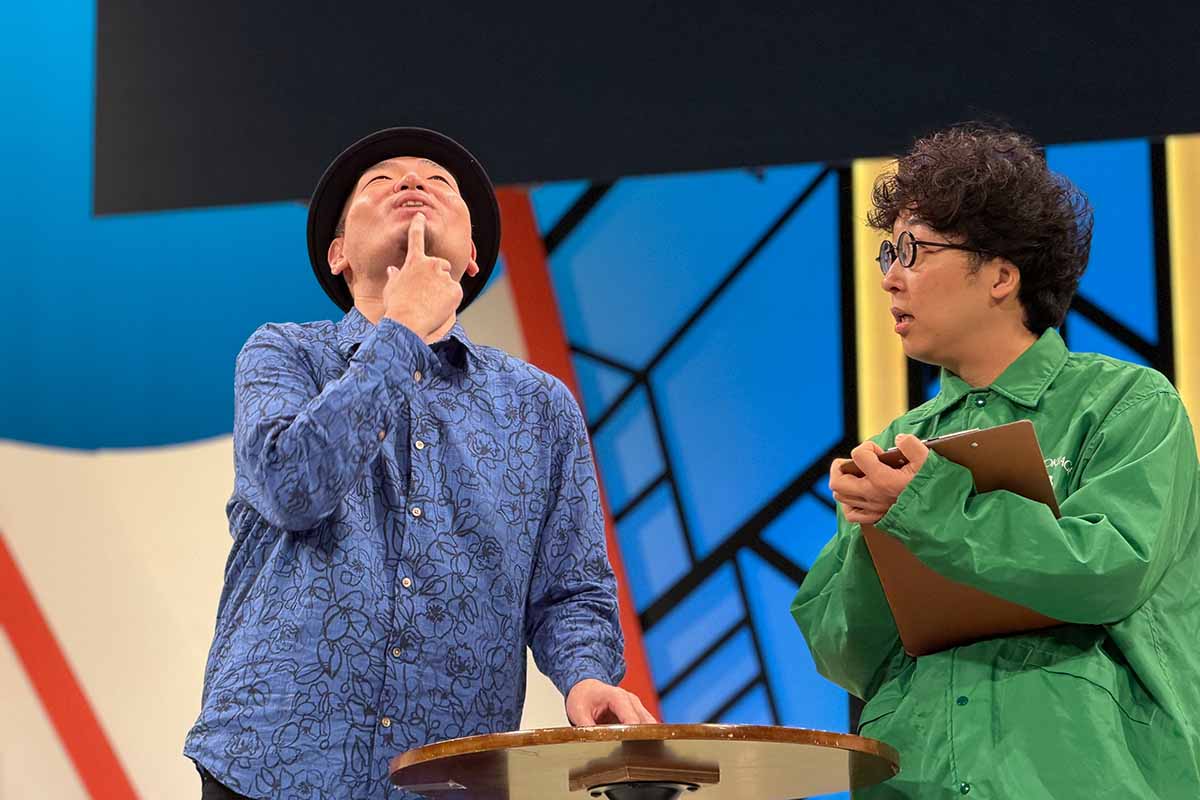 「よしもと漫才劇場」の舞台に立つマイスイートメモリーズ。「よしもと漫才劇場」11周年と「森ノ宮よしもと漫才劇場」5周年の記念記者会見（撮影2025年12月1日）