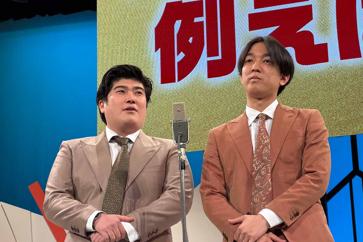 「よしもと漫才劇場」の舞台に立つ例えば炎。「よしもと漫才劇場」11周年と「森ノ宮よしもと漫才劇場」5周年の記念記者会見（撮影2025年12月1日）