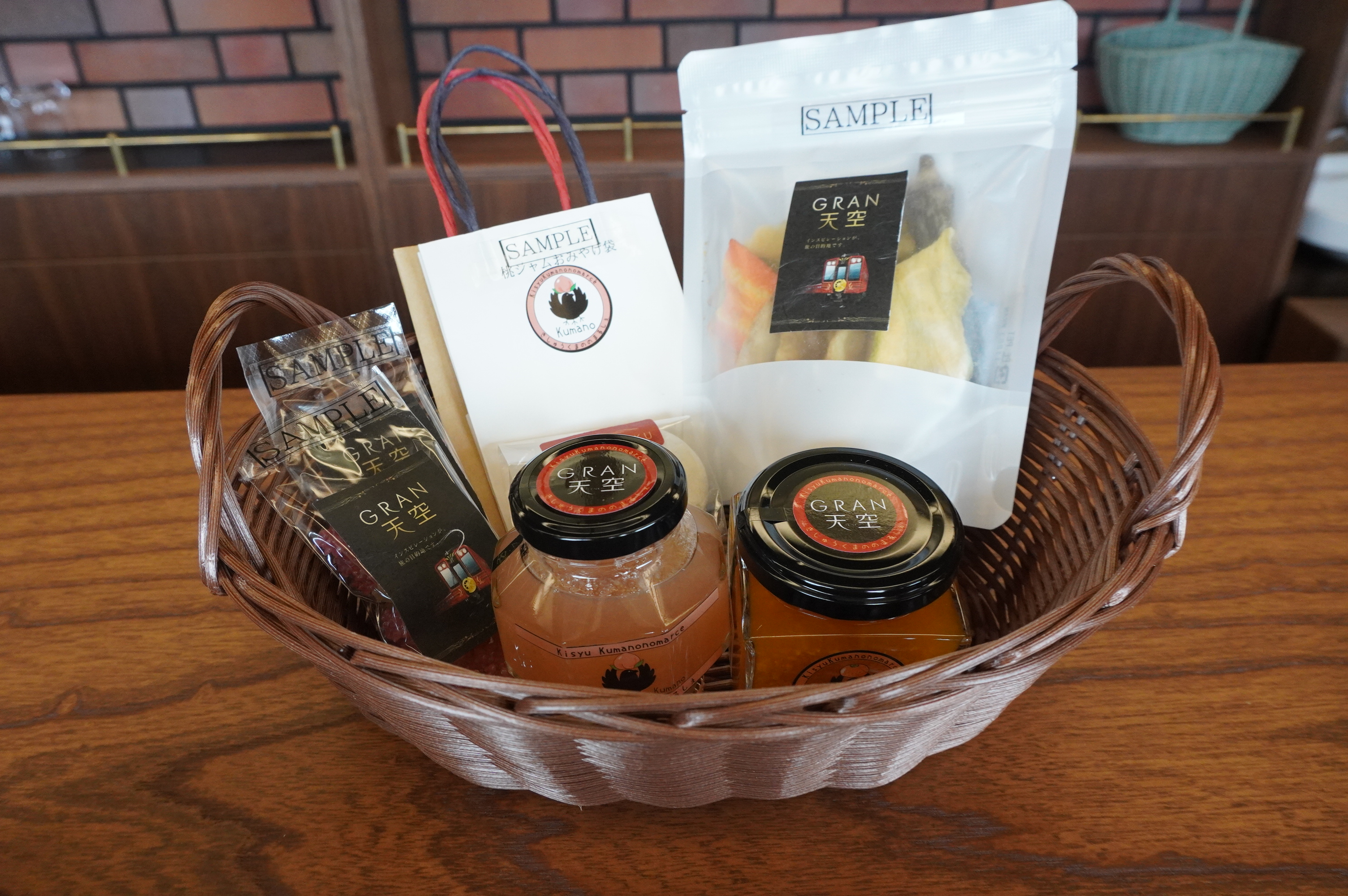 カウンターではお土産の購入もできる