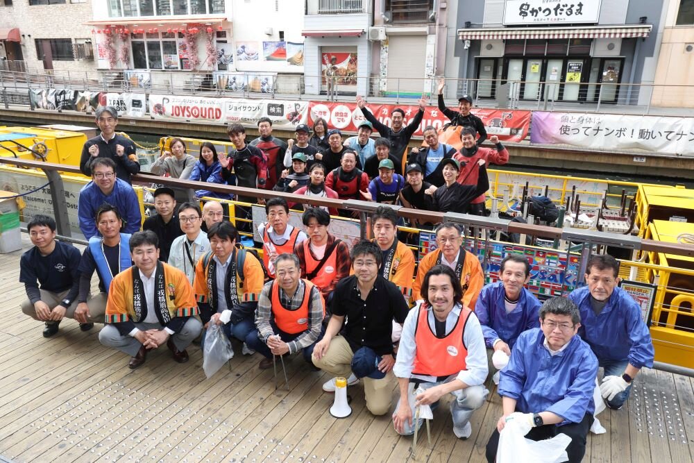 ごみゼロ（530）の日　道頓堀川清掃　全員写真(産経新聞提供)