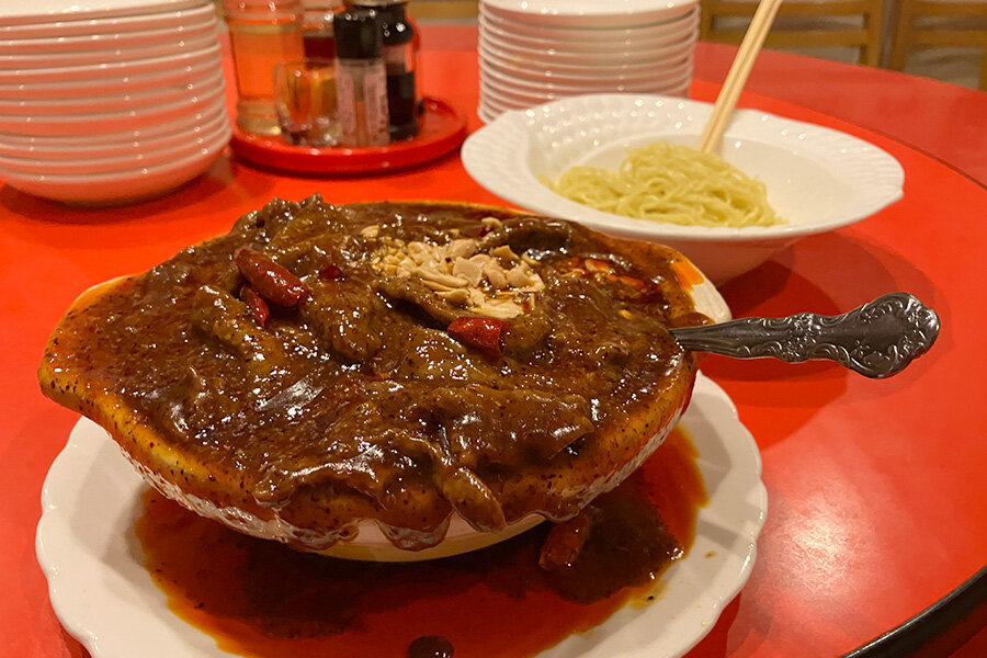 「牛肉四川風煮込み」、通は最後に受け皿のラー油も食すとか（2025年撮影）