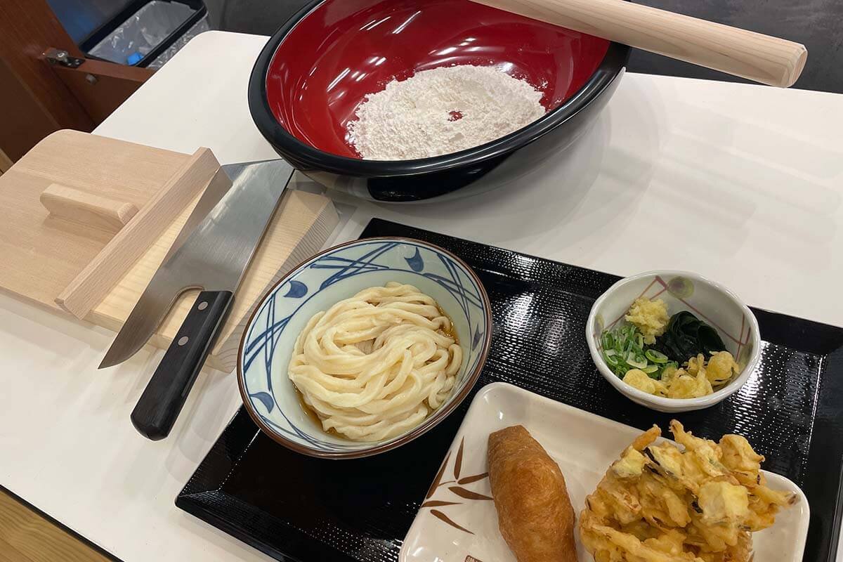 丸亀製麺「手づくり体験教室」で使う道具と試食料理のイメージ