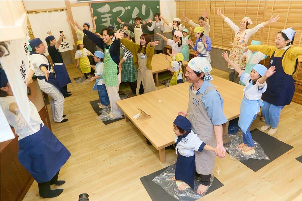 うどん作りを親子で一緒になって楽しむ東京立川店の様子　提供：丸亀製麺