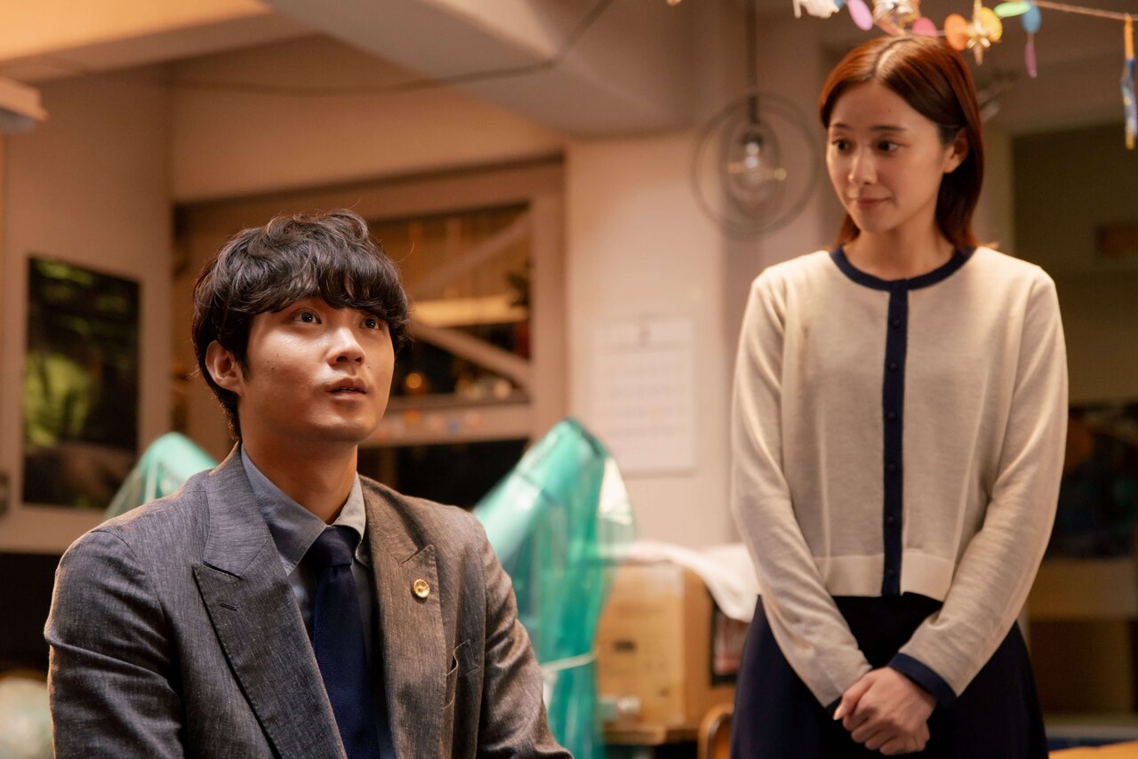 『僕達はまだその星の校則を知らない』第３話 右：幸田珠々（堀田真由）　左：白鳥健治（磯村勇斗）