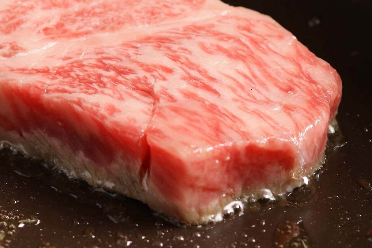 「ポテトチップス関西味浪漫 近江牛ステーキ味」のパウダーに使用される近江牛ステーキのイメージ