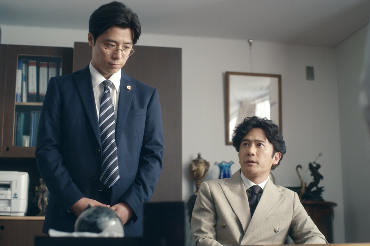 『僕達はまだその星の校則を知らない』第4話　左：顧問弁護士・長谷川良樹​​（田村健太郎）、右：理事長・尾碕美佐雄（稲垣吾郎）