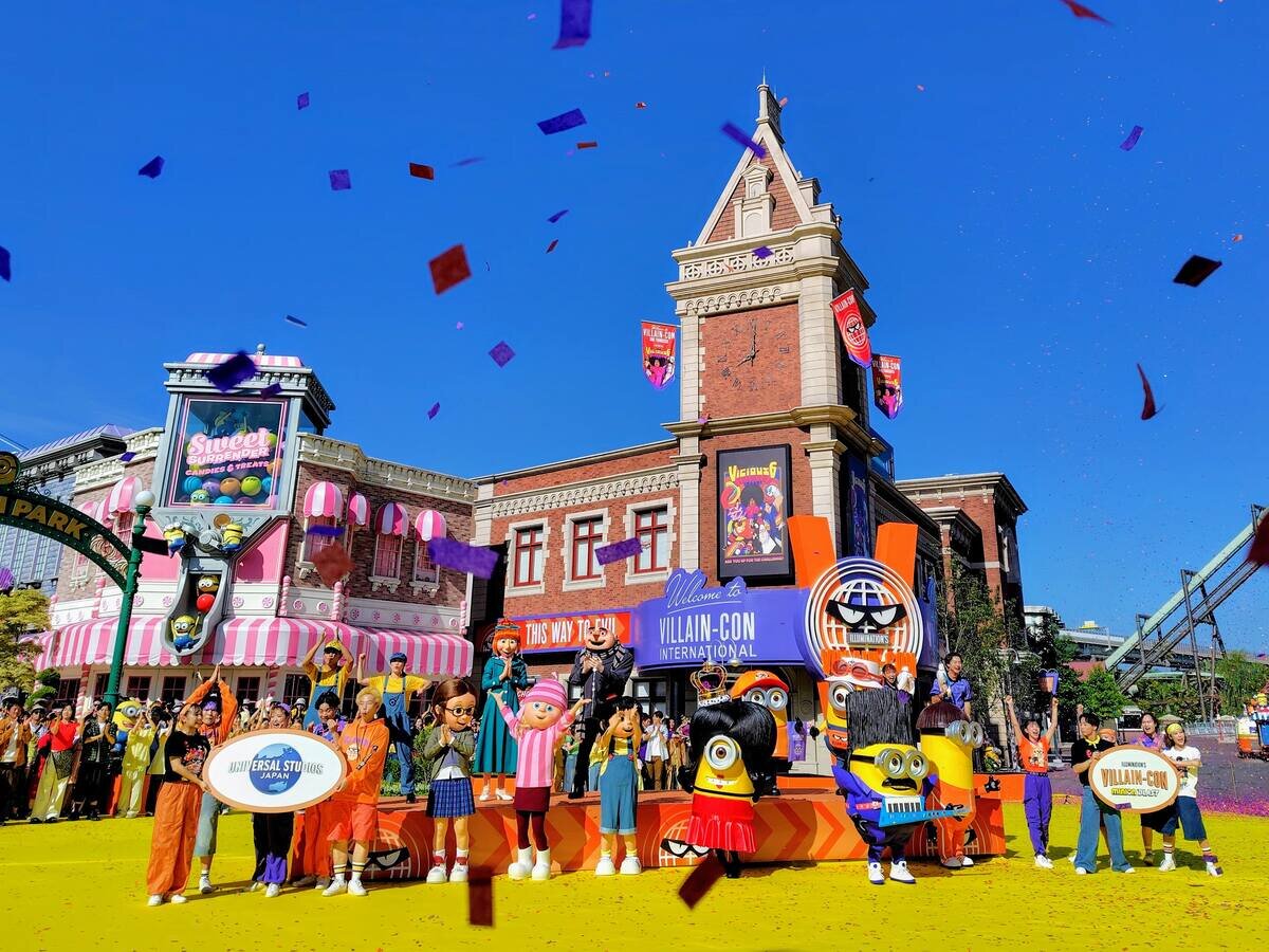  映画のキャラクターなどが登場して開かれたセレモニー（７月10日撮  影）