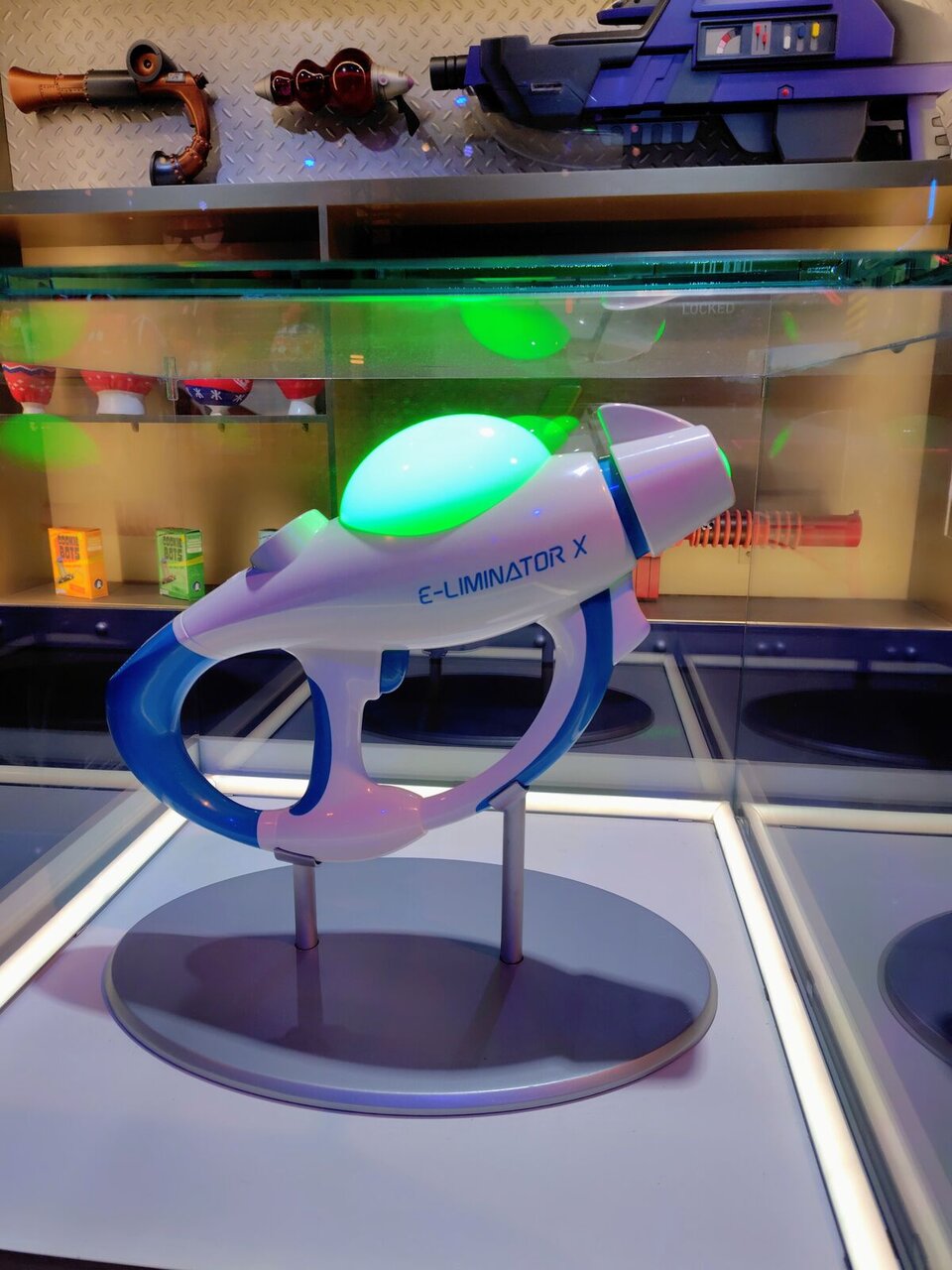 アトラクションで使用する電気銃（７月１０日撮影）