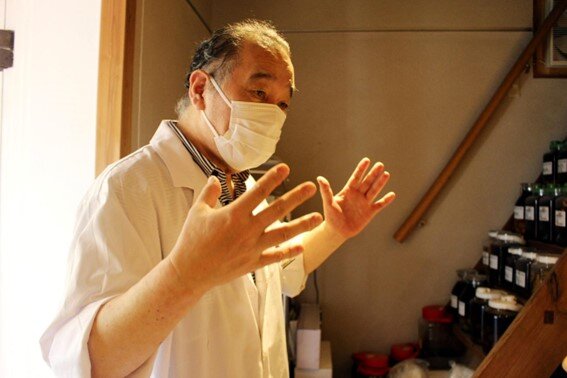 菊岡漢方薬局の24代目当主・菊岡泰政さん