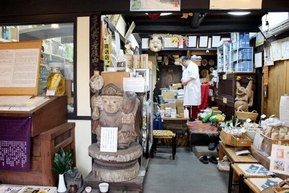 歴史を感じる菊岡漢方薬局の店内の様子