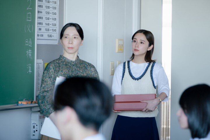 『僕達はまだその星の校則を知らない』第6話 左：山田美郷（平岩紙）、右：幸田珠々（堀田真由）