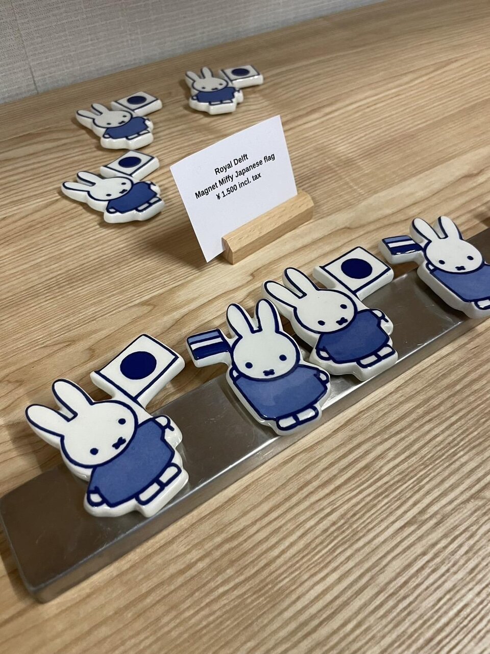 オランダと日本の国旗を持ったミッフィーの「陶器マグネット」1,500円（税込）