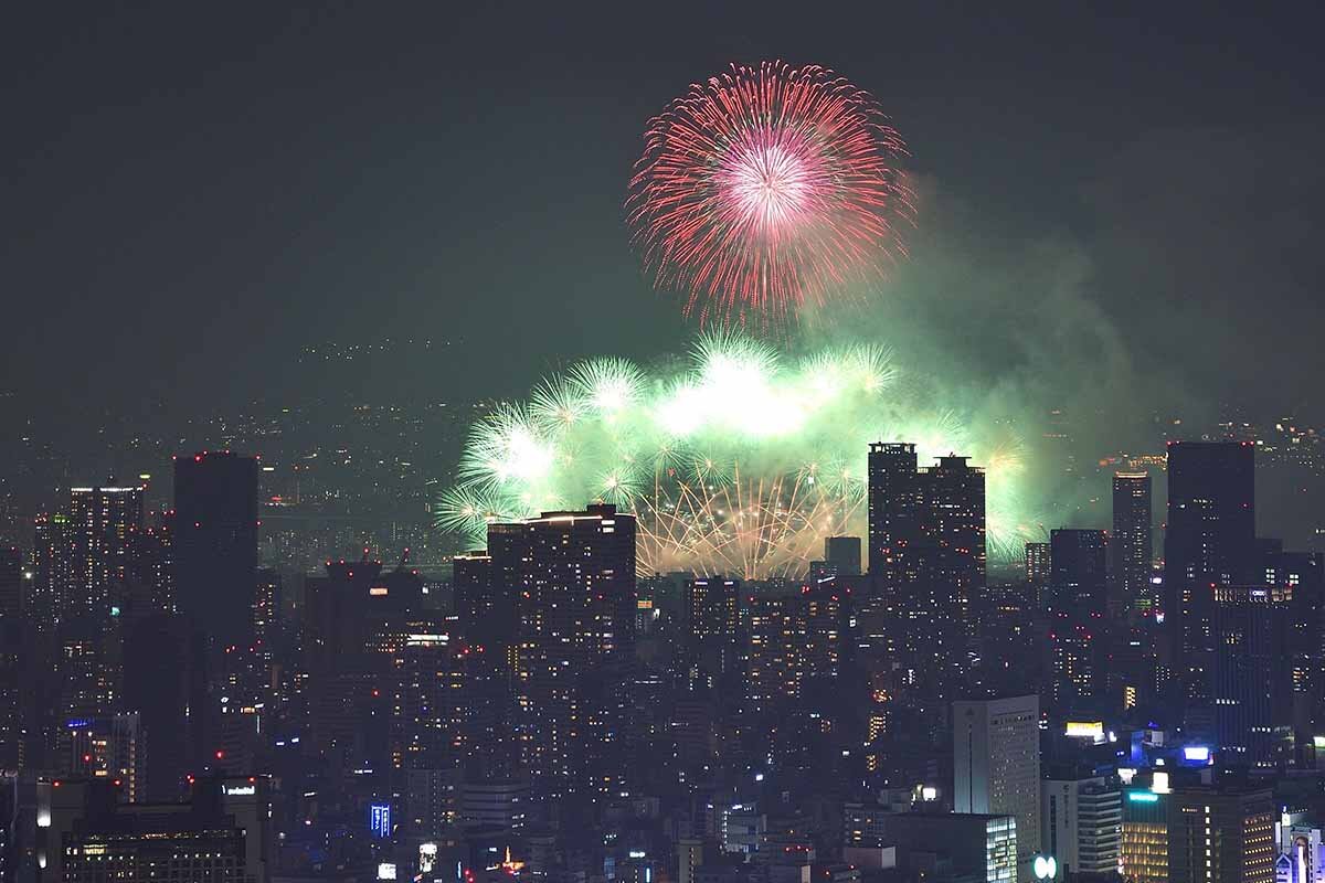 「ハルカス300（展望台）」から見る「なにわ淀川花火大会」（過去開催時の様子）