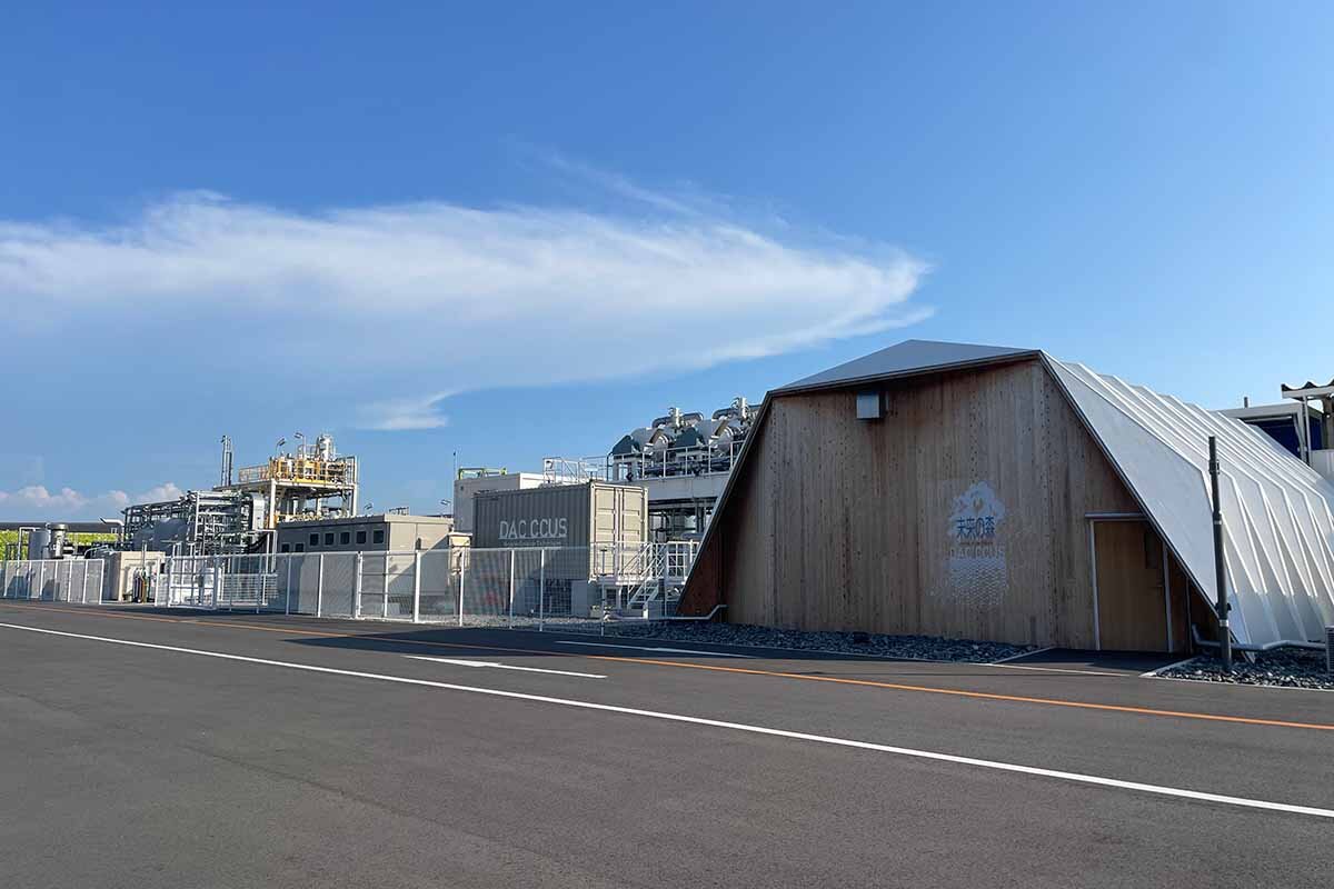 カーボンリサイクルファクトリーの敷地。右から「未来の森」「化けるLABO」「地球の恵みステーション」と隣接しています