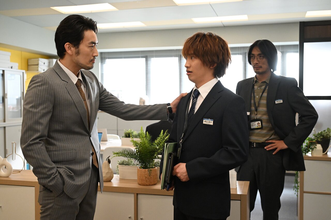 『ロンダリング』最終話　アマミ不動産の社長・天海吾郎（大谷亮平）、緋山鋭介（藤原丈一郎）、村崎篤史（趙珉和）