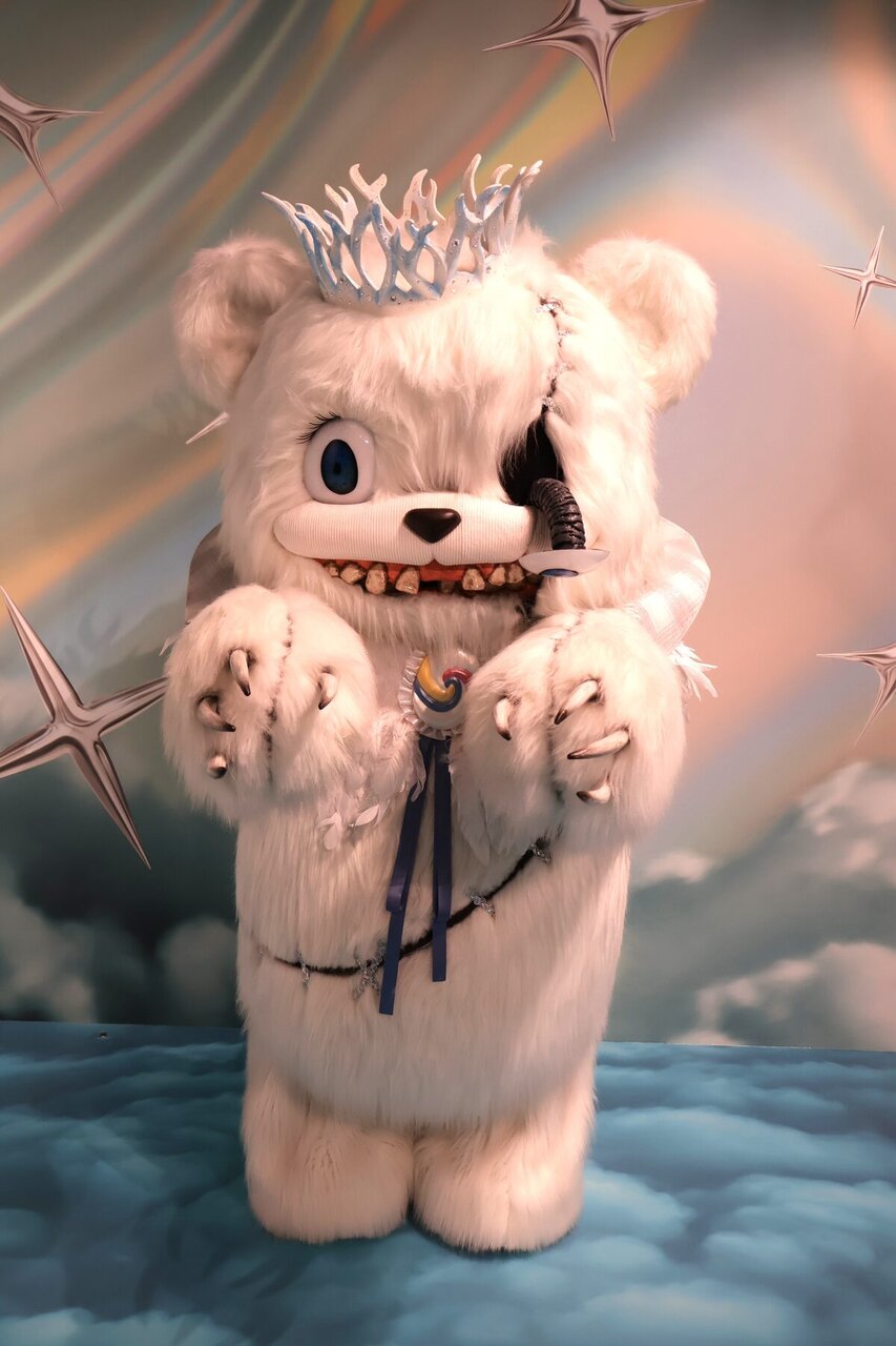 王冠をかぶり、白くて、ふわふわなビジュアルがかわいいハミクマソウル（９月３日撮影・ＵＳＪ）