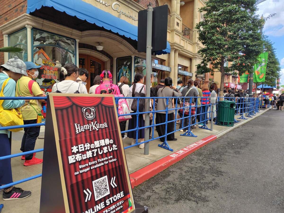 グッズショップの前にできた長蛇の列（９月３日午前10時ごろ撮影・ＵＳＪ）