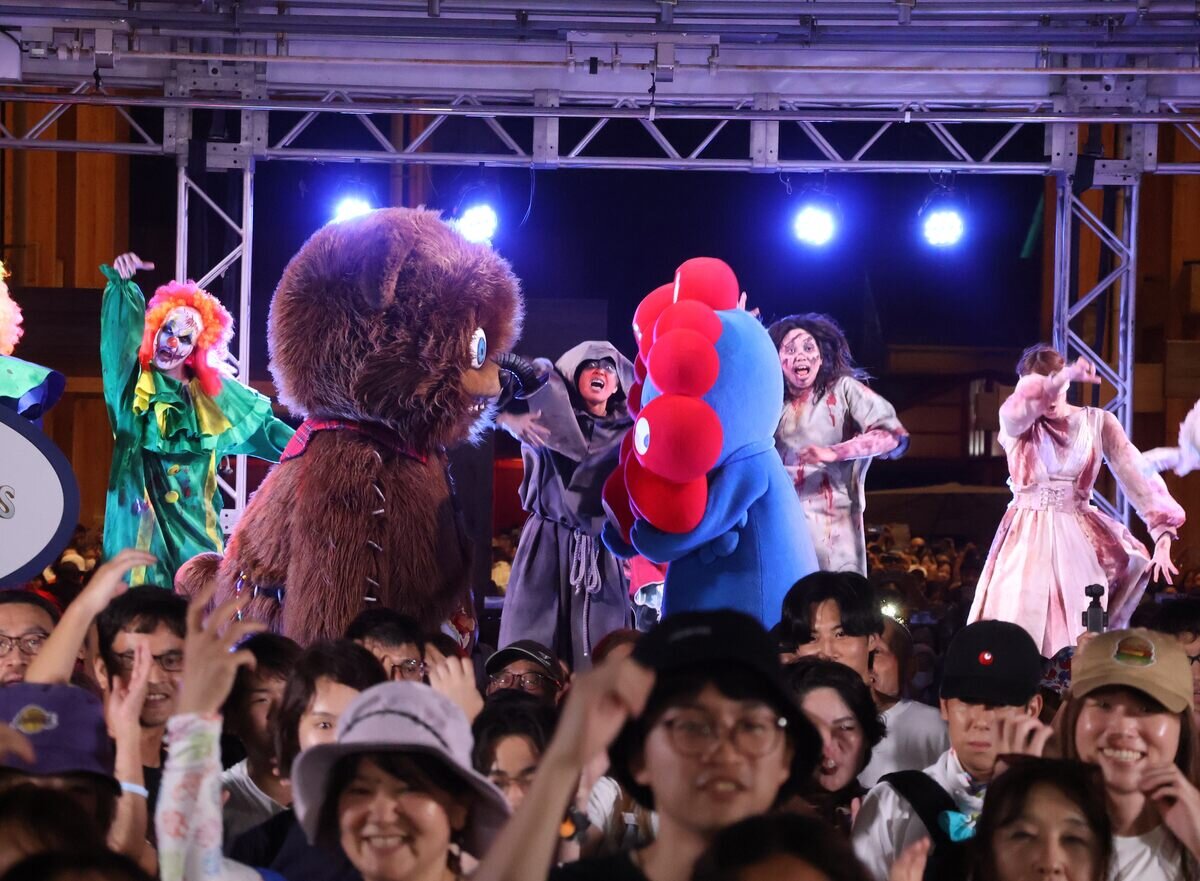 初共演なのに、実は仲良しのハミクマとミャクミャクはアイコンタクトも忘れません（９月９日撮影、大阪・関西万博）