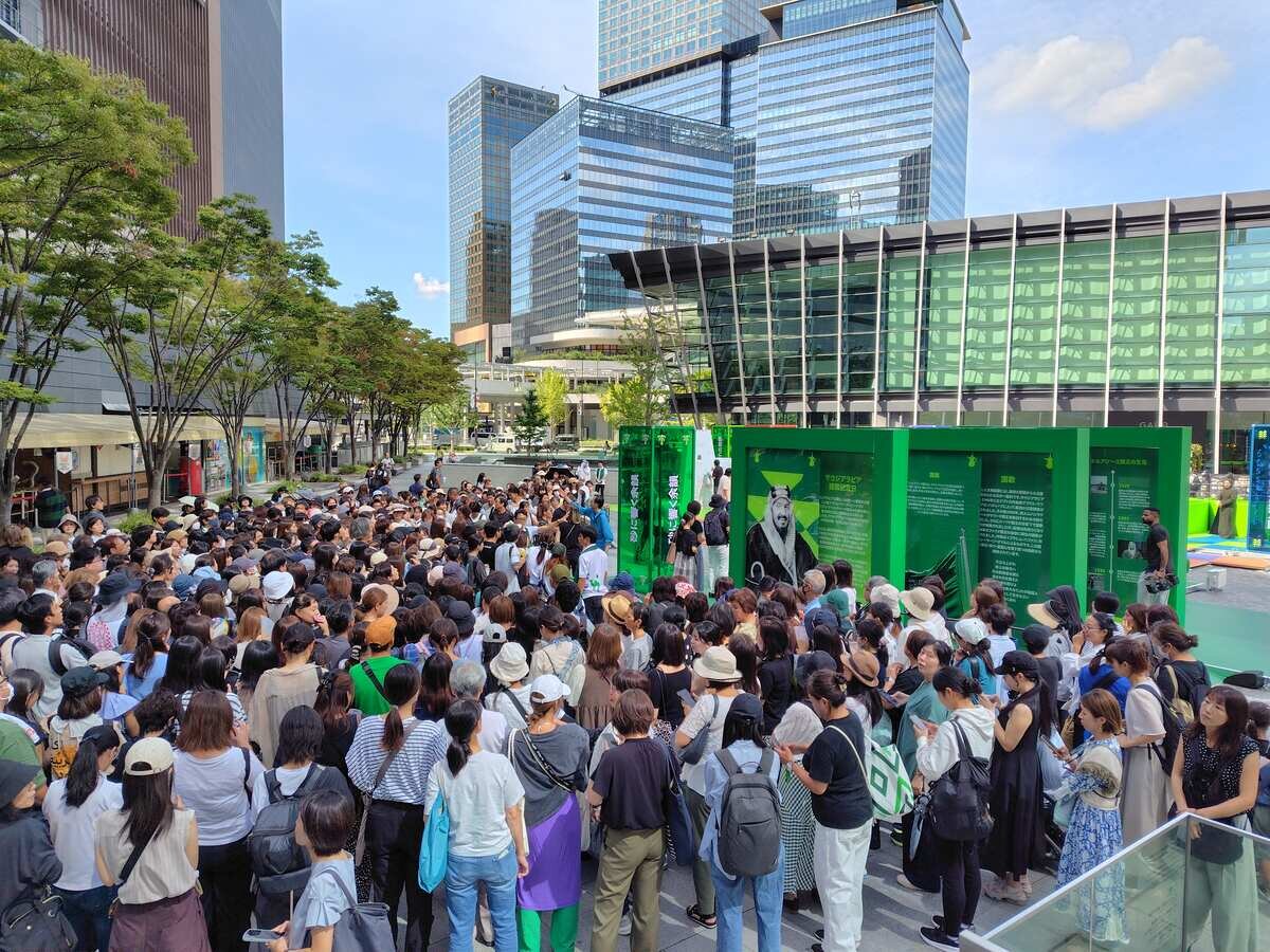 オープン前には、黒山の人だかりが（９月19日撮影、うめきた広場）